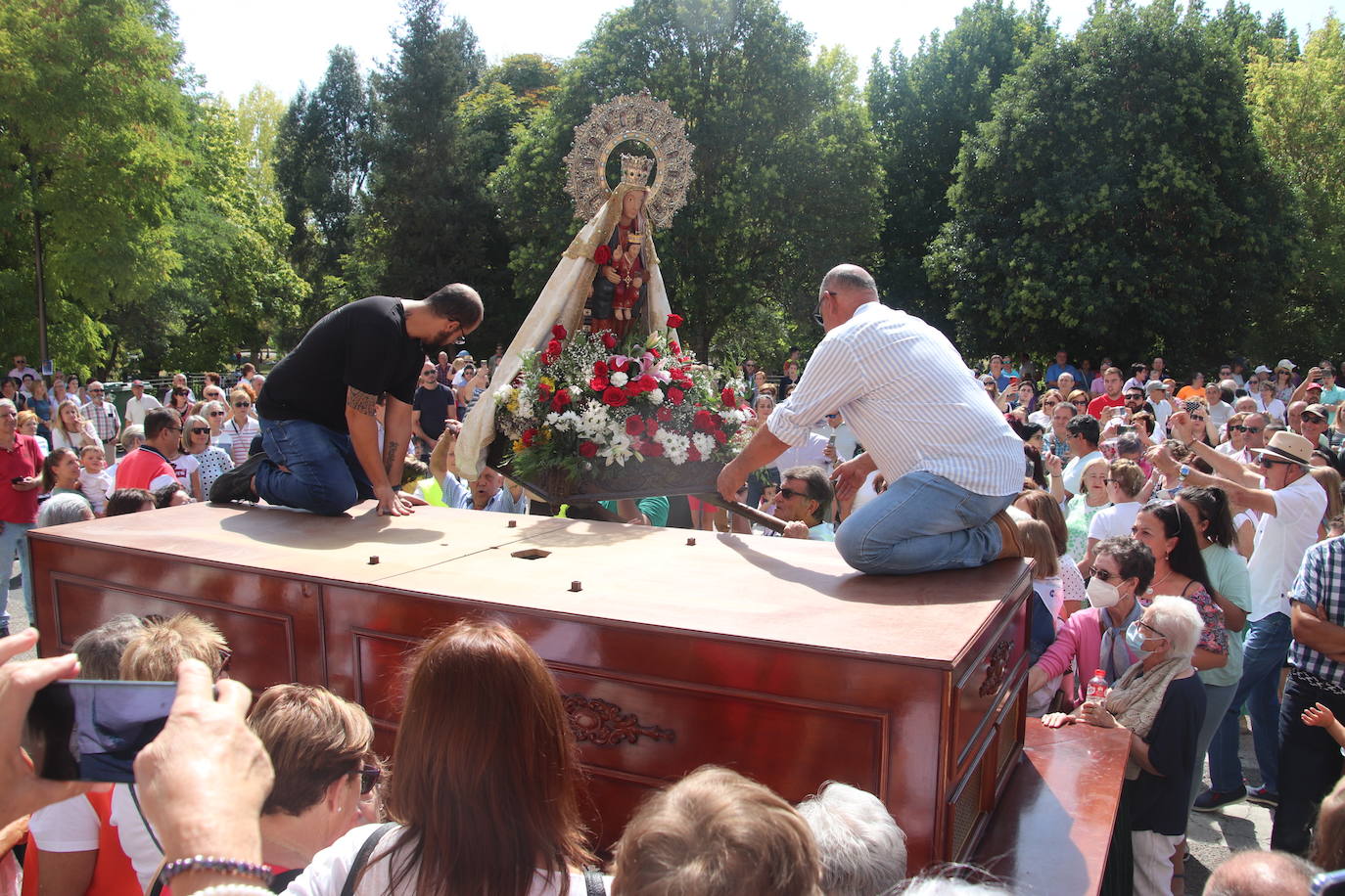 Miles de personas, este domingo en la romería de la Virgen del Henar.
