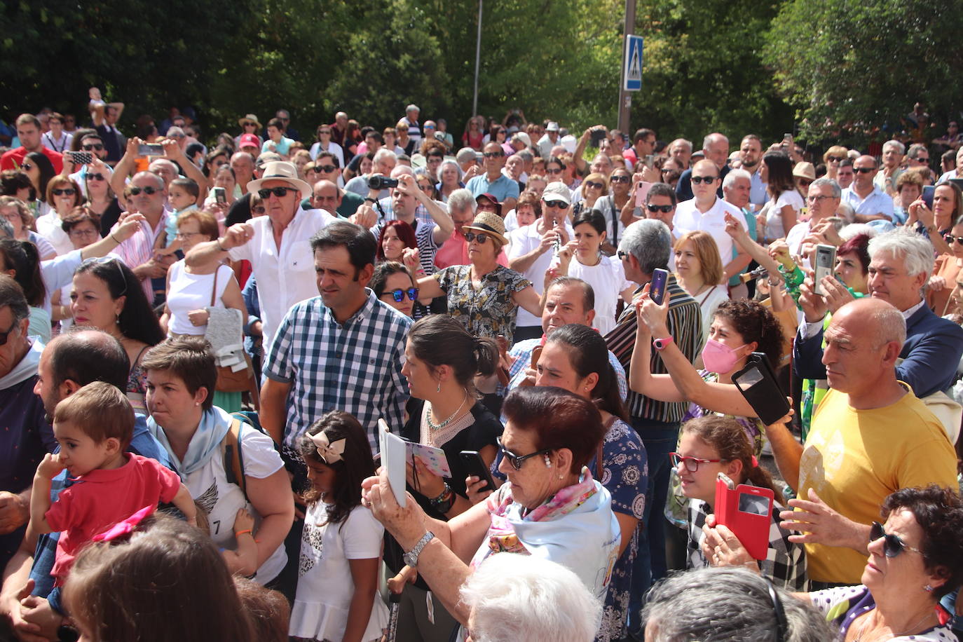 Miles de personas, este domingo en la romería de la Virgen del Henar.