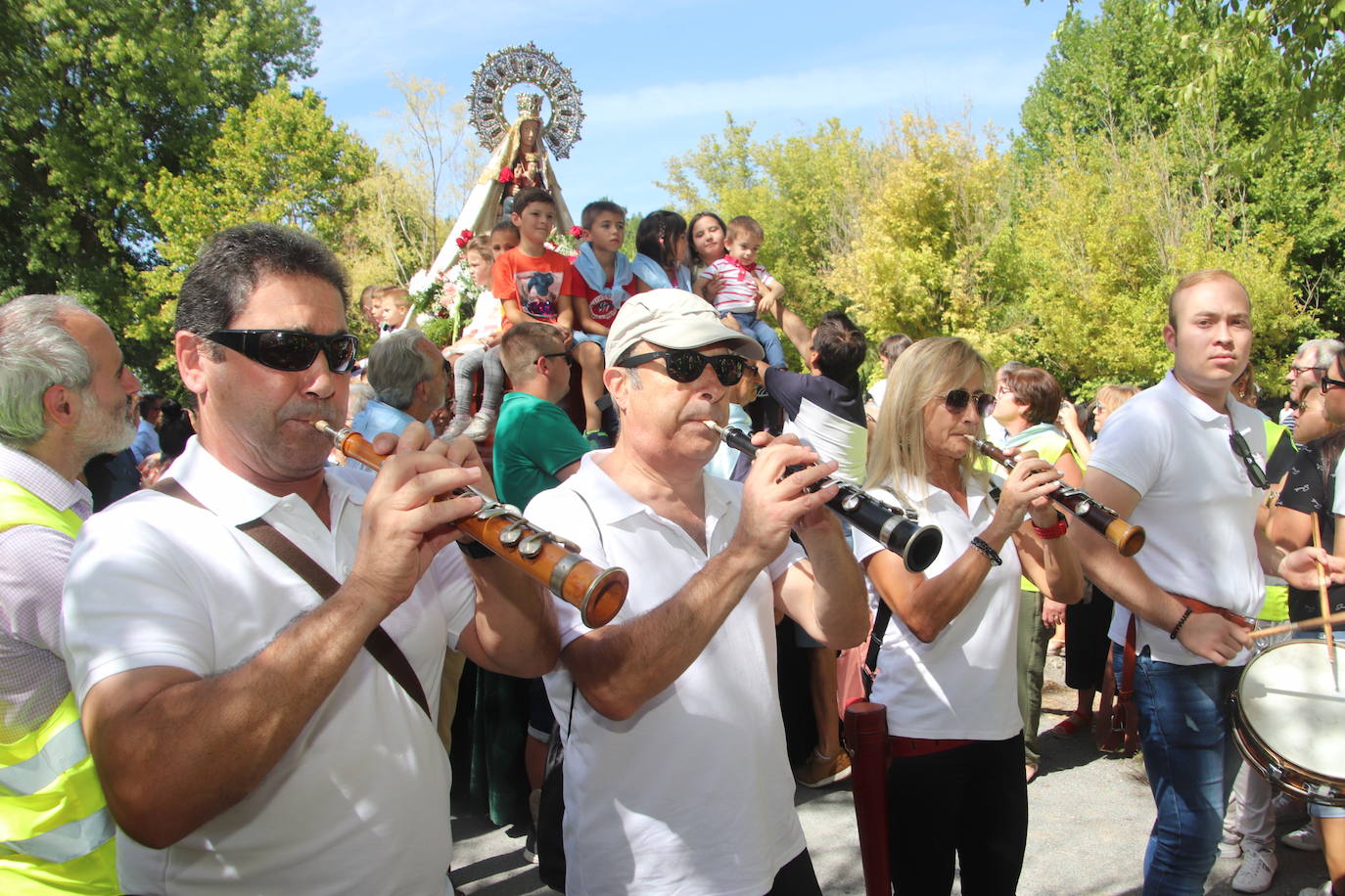 Miles de personas, este domingo en la romería de la Virgen del Henar.