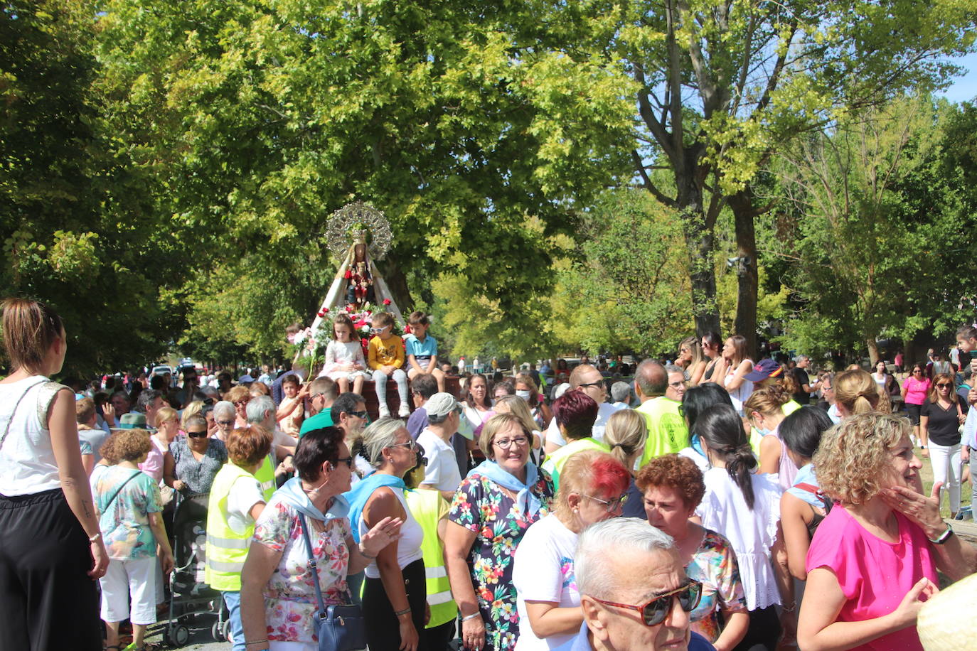 Miles de personas, este domingo en la romería de la Virgen del Henar.