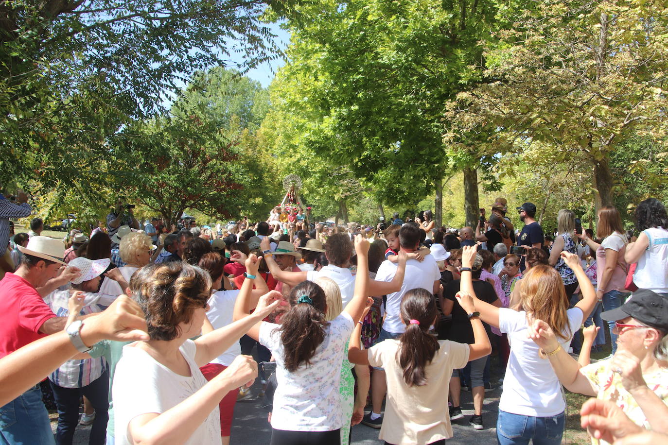 Miles de personas, este domingo en la romería de la Virgen del Henar.
