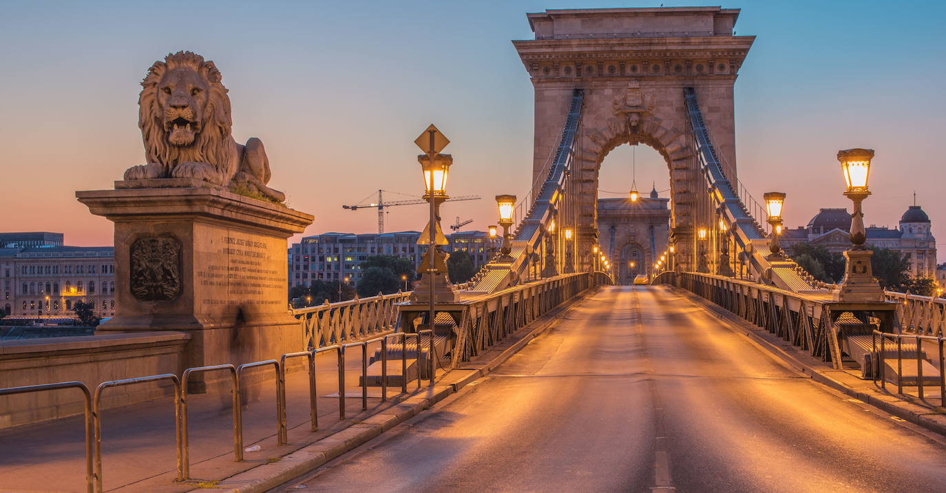 Budapest, con sus elegantes puentes. 