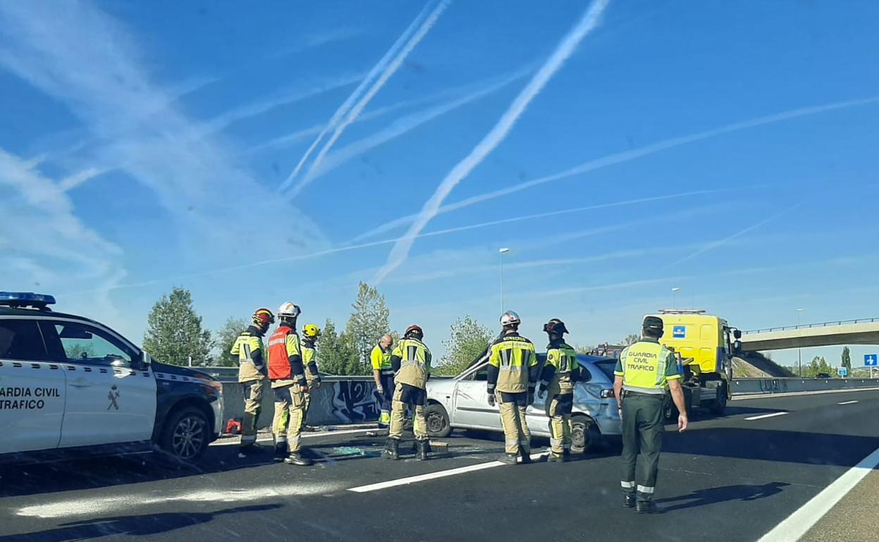 Bomberos y Guardia Civil intervienen en el lugar del accidente. 