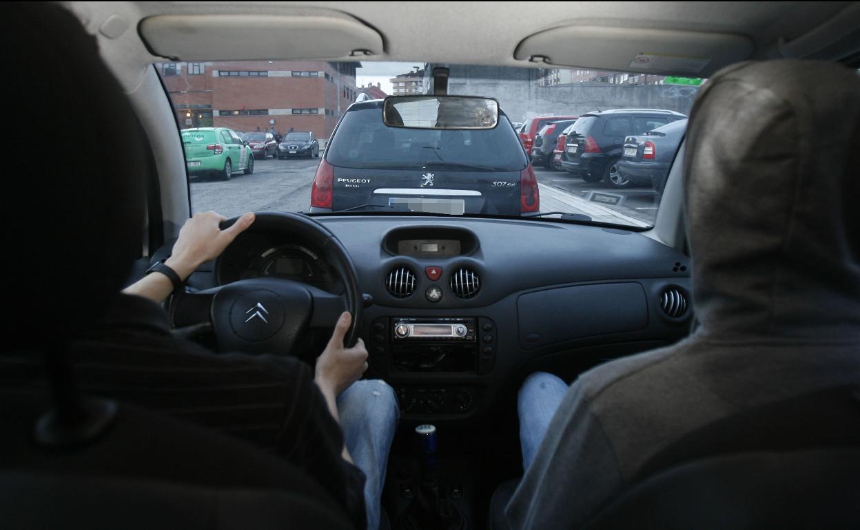 Jóvenes a bordo de un coche mientra buscan un lugar para aparcar 