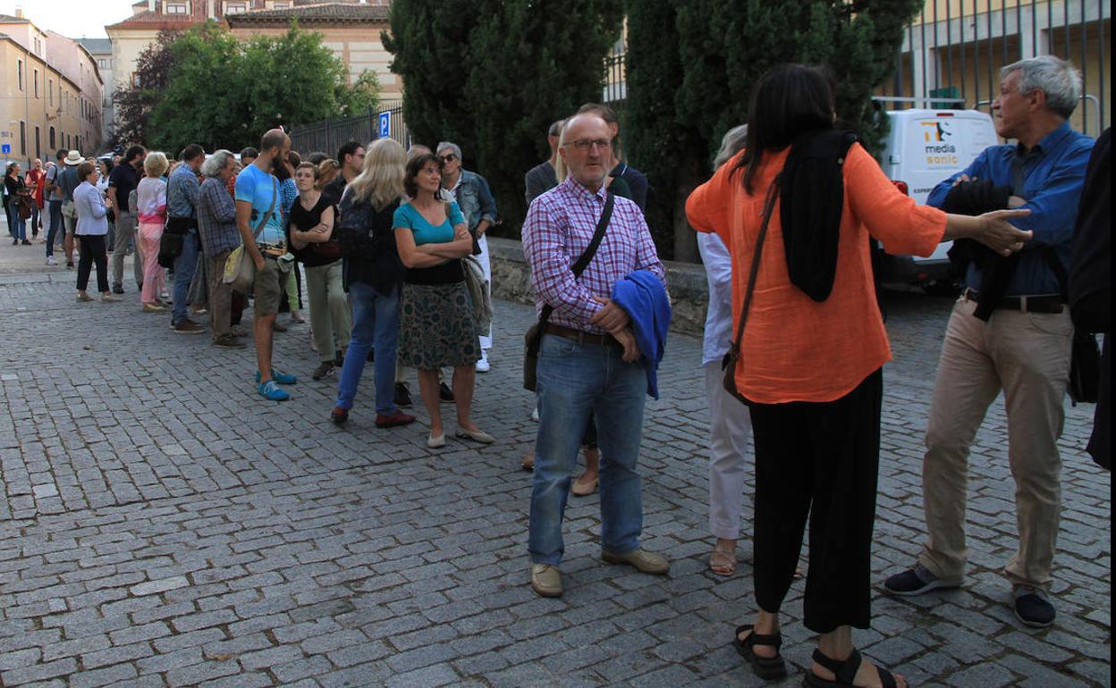 Cola de gente esperando durante el paseo que comenzó en San Juan de los Caballeros.