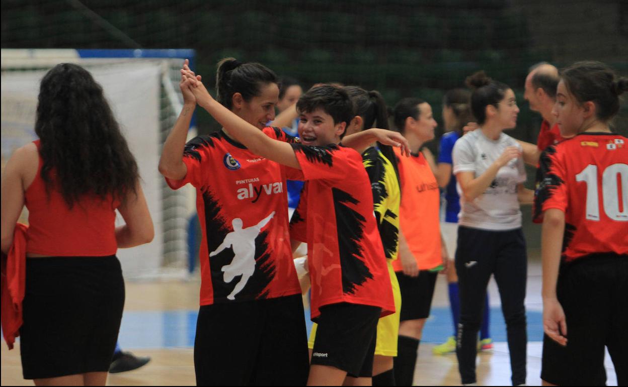 Jugadoras del Segosala Pinturas Alyvan celebran la clasificación para la segunda ronda de la Copa de la Reina.