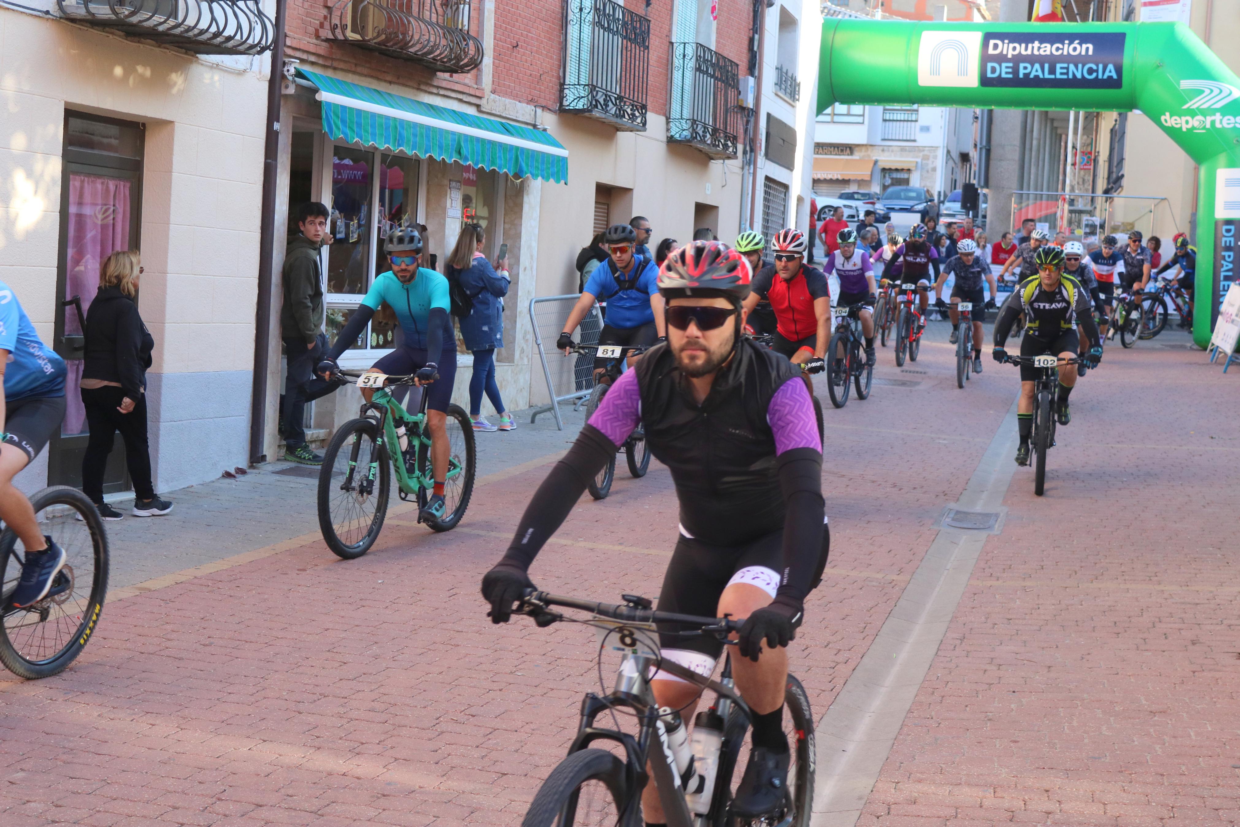 La VII Marcha Cicloturista 'Valles del Cerrato' congregó a más de un centenar de ciclistas