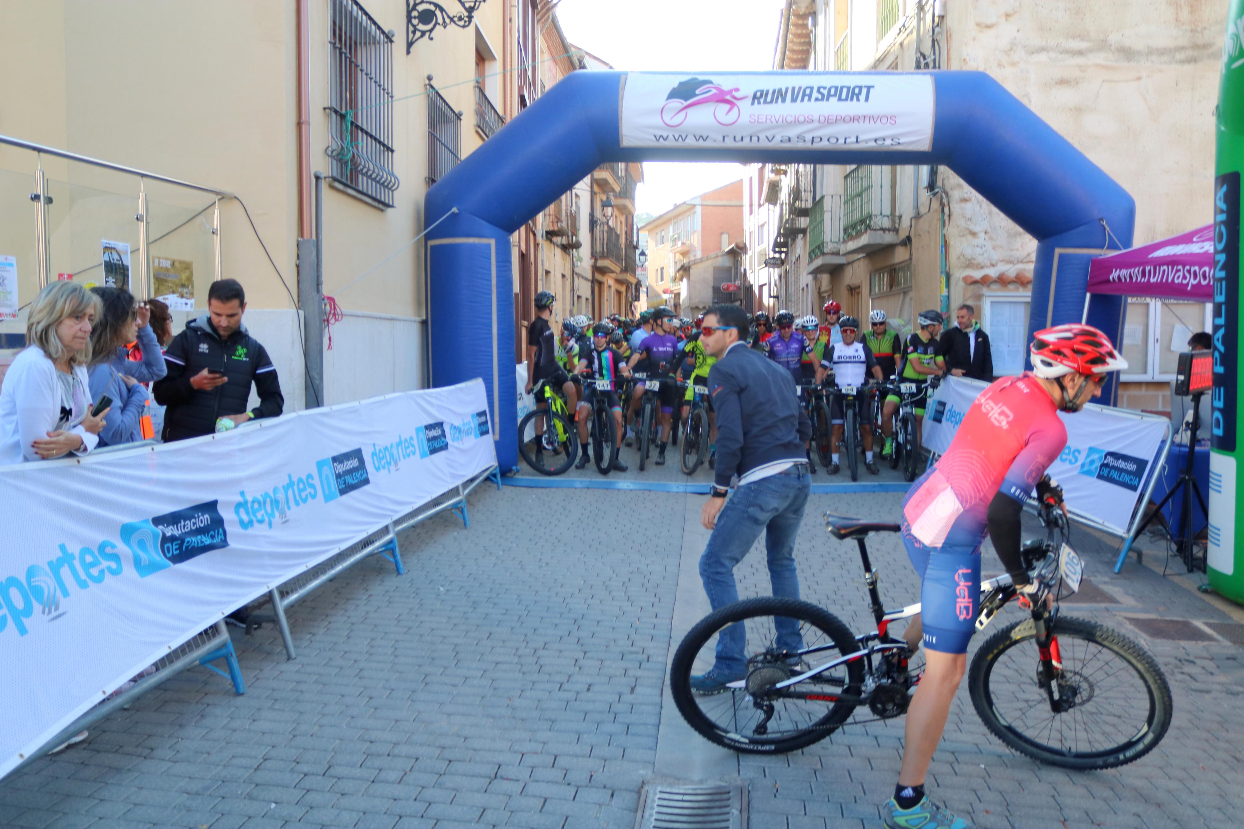 La VII Marcha Cicloturista 'Valles del Cerrato' congregó a más de un centenar de ciclistas