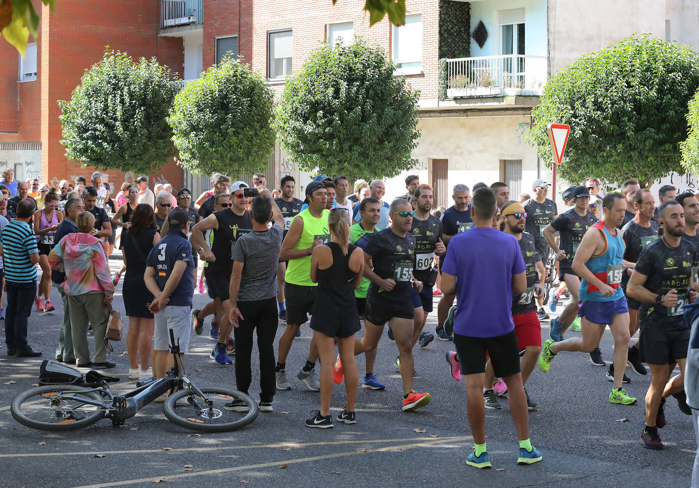 Centenares de corredores disfrutan de un recorrido urbano con dos distancias, 10.000 metros y la legua.