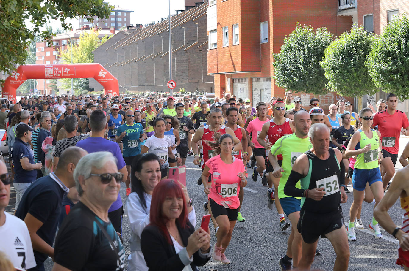 Centenares de corredores disfrutan de un recorrido urbano con dos distancias, 10.000 metros y la legua.