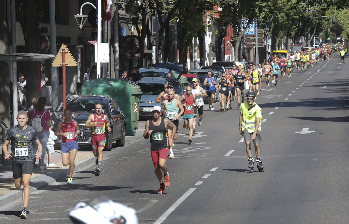 Centenares de corredores disfrutan de un recorrido urbano con dos distancias, 10.000 metros y la legua.