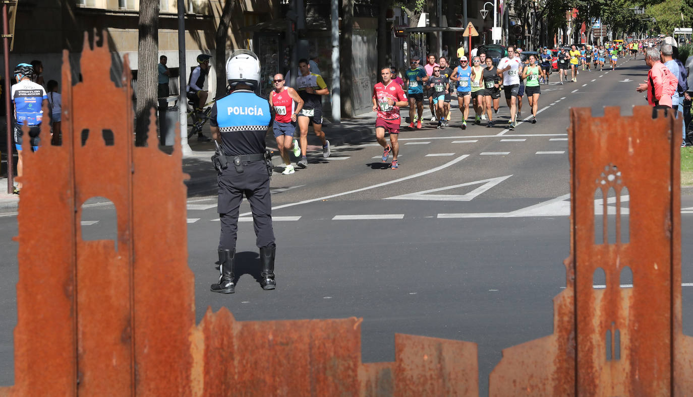 Centenares de corredores disfrutan de un recorrido urbano con dos distancias, 10.000 metros y la legua.