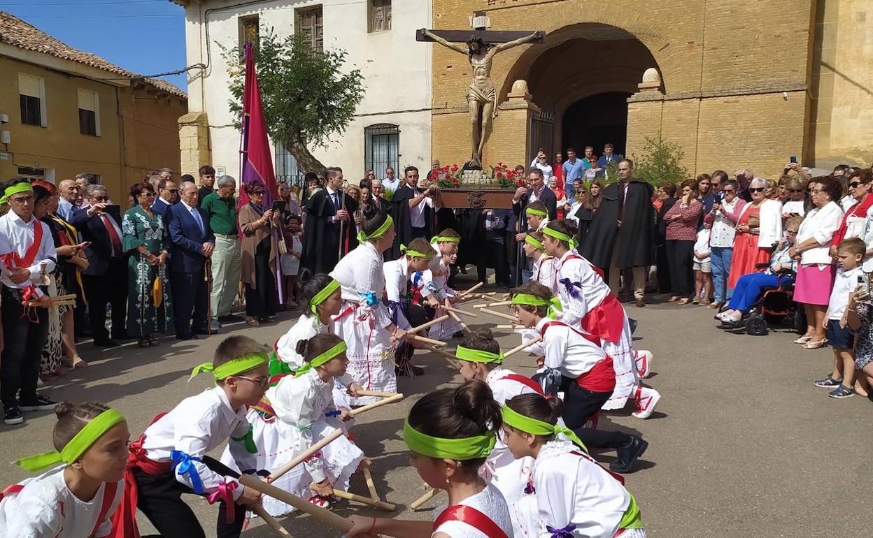 Miembros de un grupo de paloteo durante la procesión. 