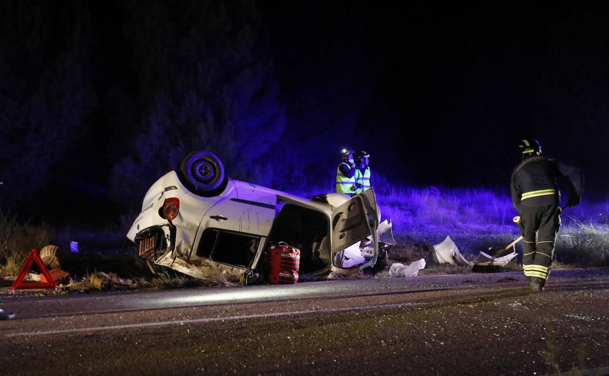 Vehículo en el que viajaba el matrimonio herido.