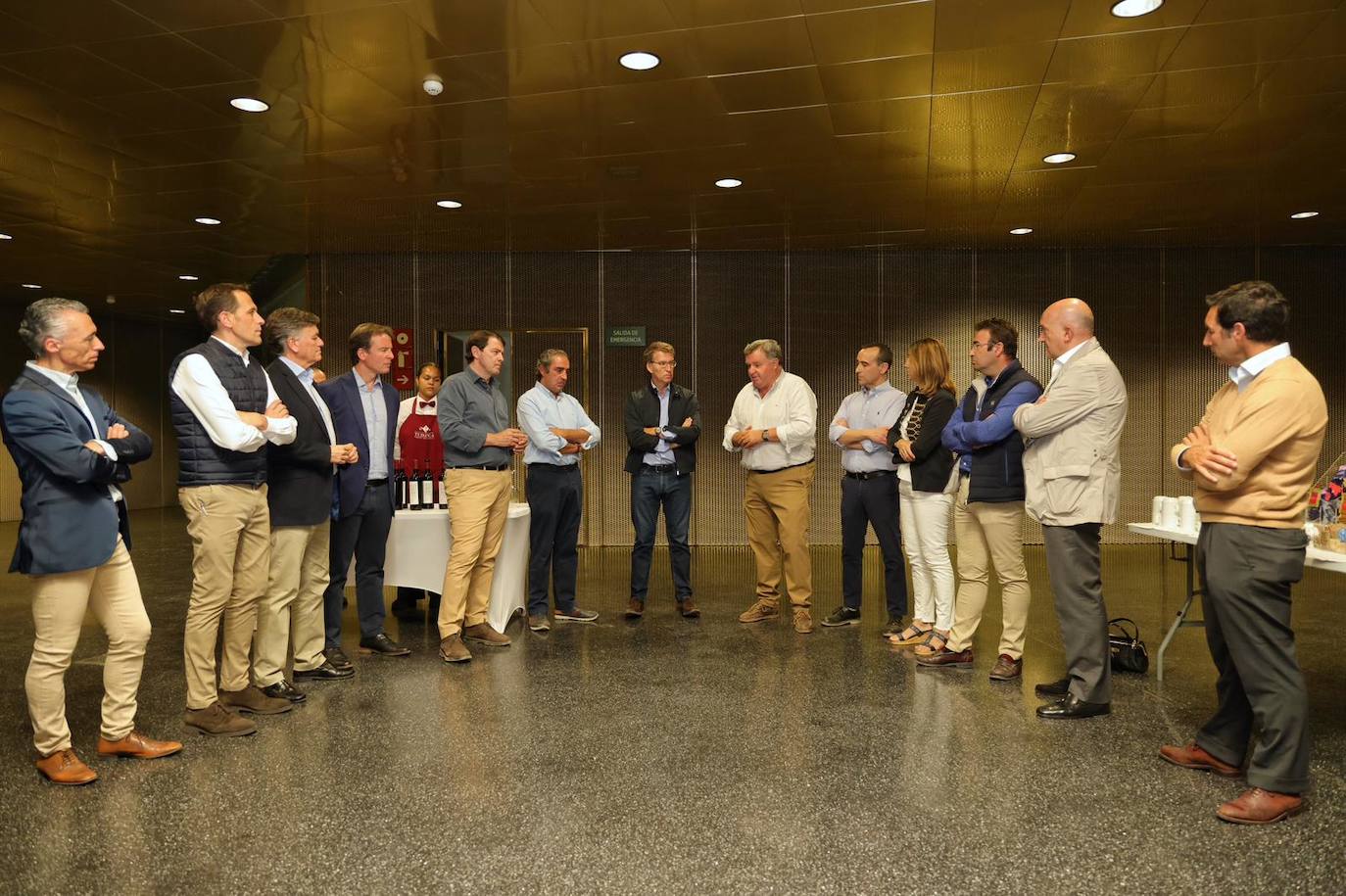 Feijóo y Mañueco con responsables de la DO Ribera del Duero y dirigentes del PP de Valladolid y Burgos.