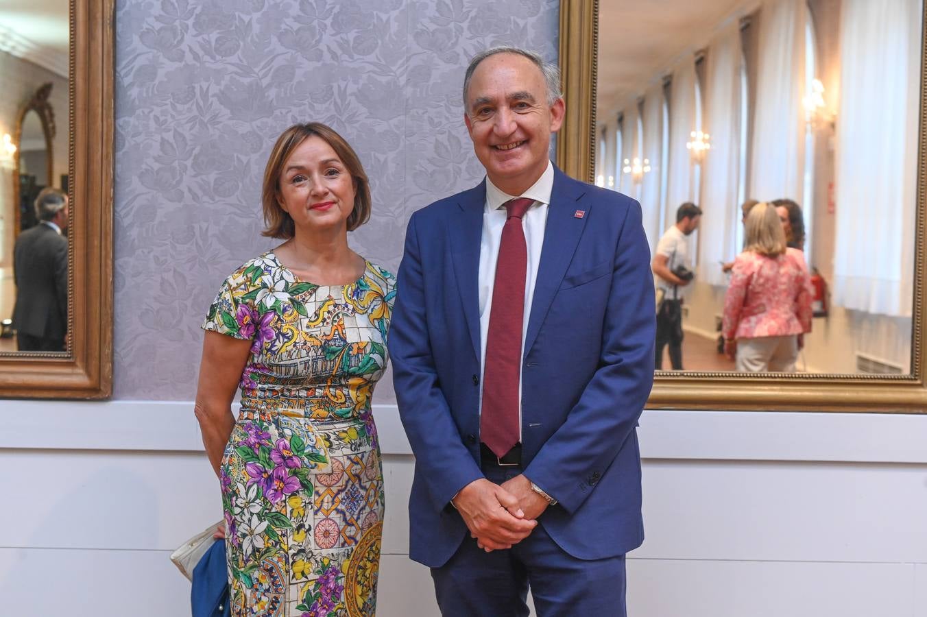 La vicerrectora de Comunicación de la Universidad de Valladolid, Carmen Vaquero, y el rector, Antonio Largo Cabrerizo.