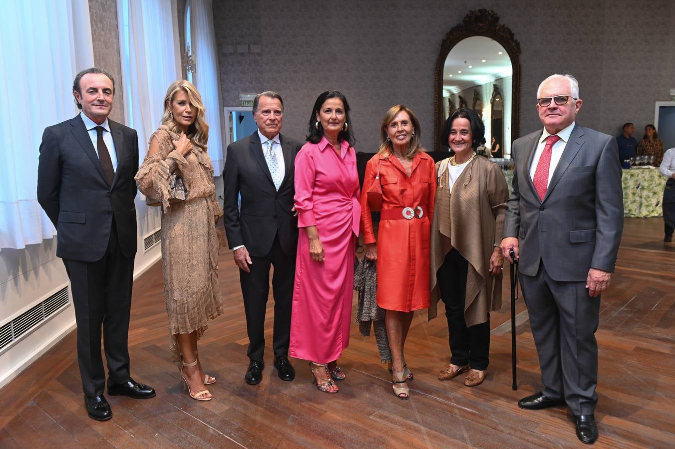 El doctor Heriberto Amón, su mujer, Mar Buj, Luis Vivero, Sara Martínez, Justina Hernández Monsalve, Silvia Cortés y el abogado Eduardo Fernández-Divar.