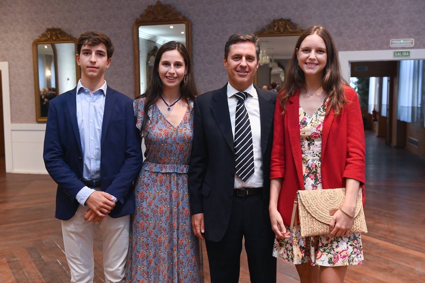 Segismundo Royo-Villanova posa con sus tres hijos, Alejandro, Catalina y Mercedes.