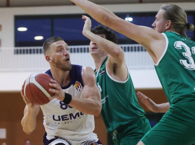 Fotos: Galería de imágenes entre el UEMC Real Valladolid y Cáceres Ciudad del Baloncesto