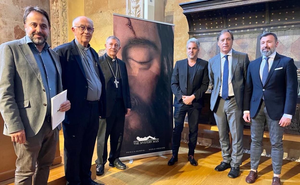 Participantes en la presentación de la muestra en la Catedral.