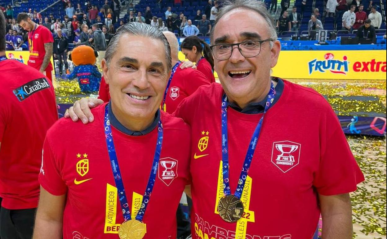 José Ignacio Hernández posa con la medalla de oro junto al seleccionador nacional Sergio Scariolo. 