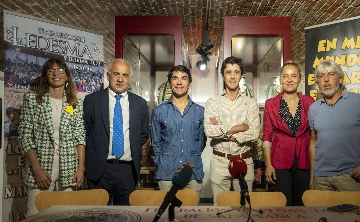 La Asociación de Enfermedades Raras de Castilla y León (Aerscyl) presenta el tercer Festival taurino benéfico a beneficio de la entidad, con la presencia de su vicepresidenta, Patricia Galvez (I), los toreros Domingo López Chaves y Pedro Gutierrez, el organizador del evento, Andrés Sánchez (D), el diputado Jesús María Ortiz (2I), y la alcaldesa de Ledesma, Patricia Martín (2D).