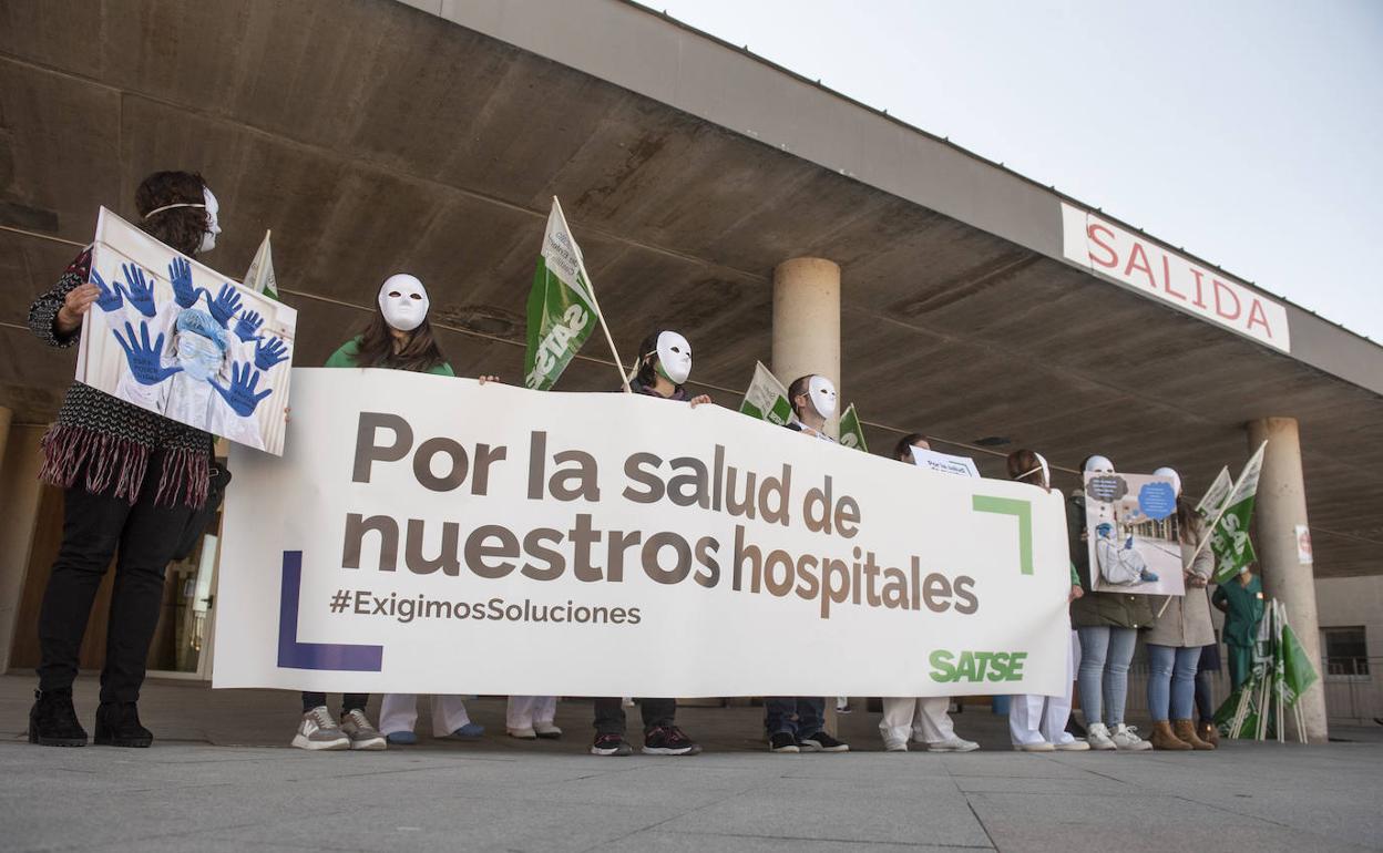 Una de las manifestaciones que se han desarrollado en los últimos meses en el hospital para reclamar más enfermeras. 