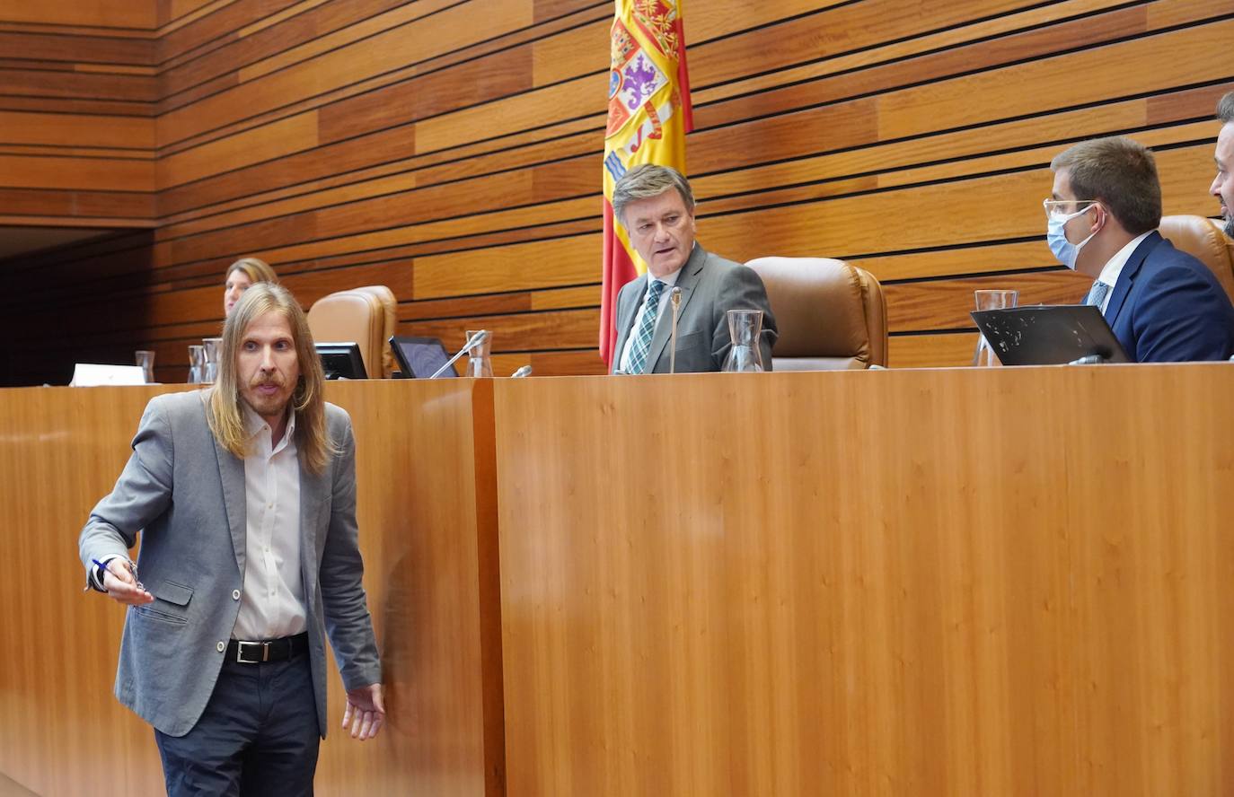 Momento en el Pablo Fernández abandona la tribuna de oradores y Francisco Vázquez decide suspender el pleno 15 minutos.