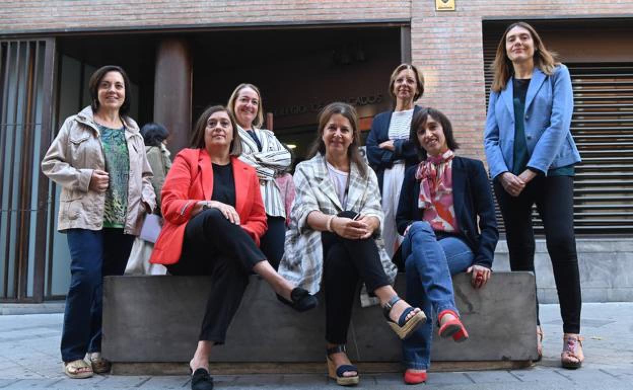 De izquierda a derecha, las mediadoras Rocío Matilla, Marta Contioso, Leticia Campo, Paula Barreda y, en primer plano, Eva Molina, Cristina Cabrero y Eva Carrasco, ante el Colegio de Abogados. 