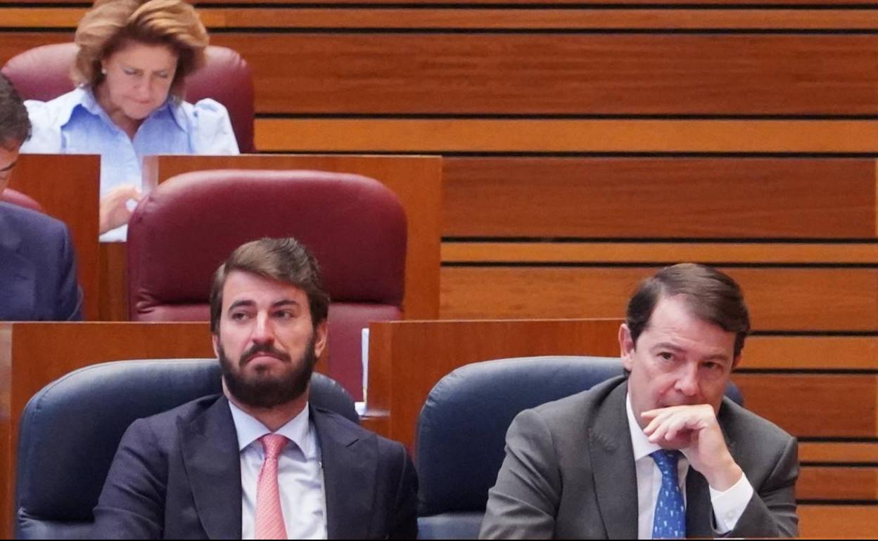 Juan García-Gallardo y Alfonso Fernández Mañueco, durante la sesión de la mañana de este miércoles en el pleno de las Cortes.