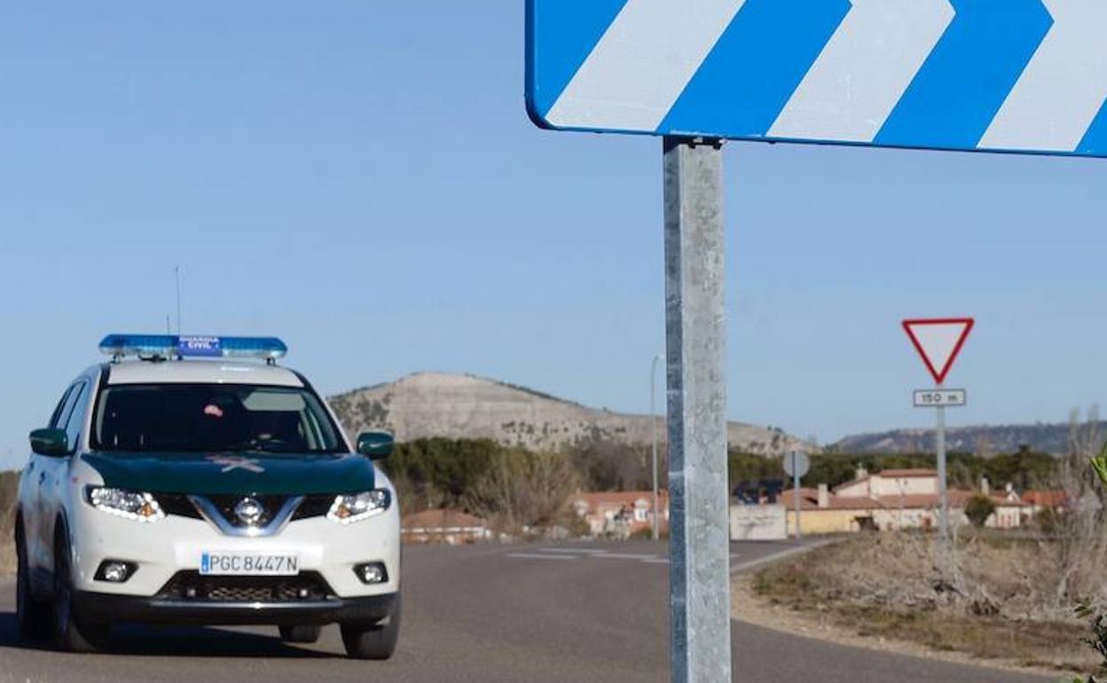 Un vehículo de la Guardia Civil transita por una carretera en una imagen de archivo.