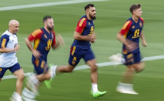 Borja Iglesias, durante un entrenamiento de la selección española.