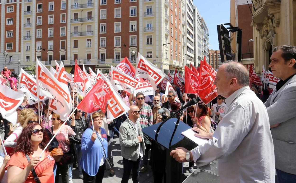 Vicente Andrés (CC OO) y Faustino Temprano (UGT) en una manifestación sindical. 