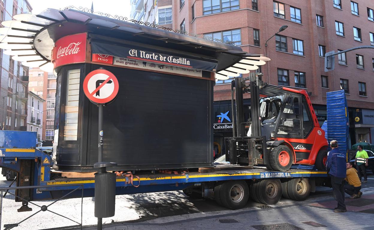 Retirada del kiosco de la plaza de Cruz Verde.