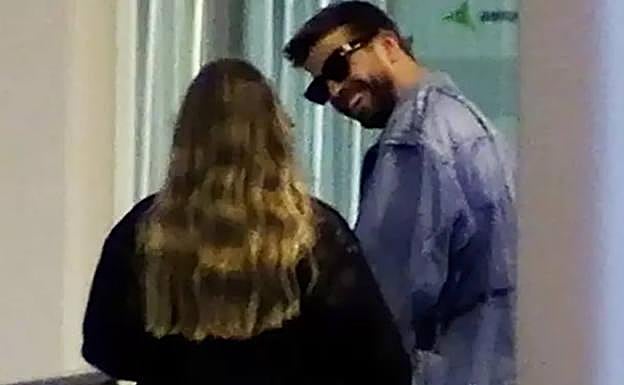 Gerard Piqué y Clara Chía, en el aeropuerto regreso de París. 