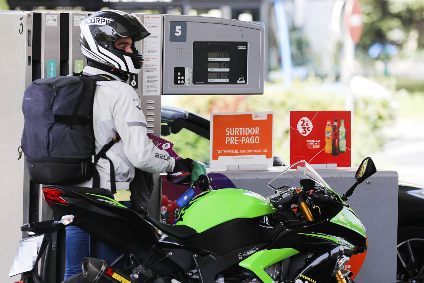 Un motorista reposta en una gasolinera. 