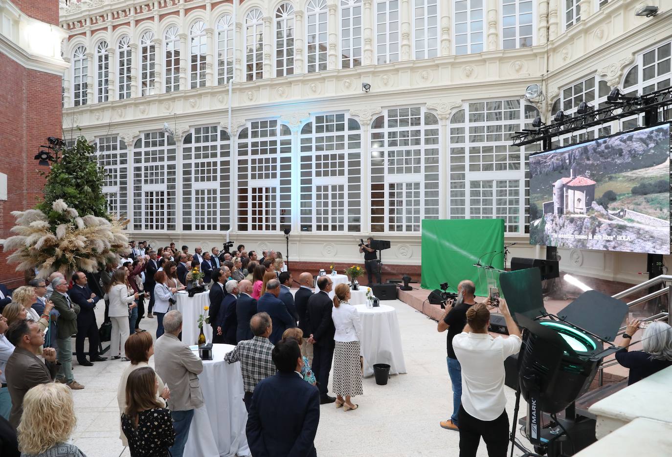 El público, ante la proyección del vídeo de la nueva iniciativa turística, ayer en el patio del Palacio Provincial. 