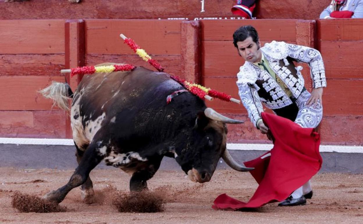 El diestro Morante de la Puebla en su faena en la plaza de toros de la Glorieta, en la Feria Taurina de Salamanca