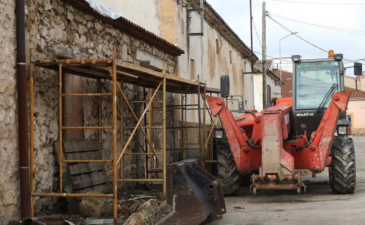Una máquina de construcción realiza labores de rehabilitación en una vivienda ubicada en Campo de San Pedro.