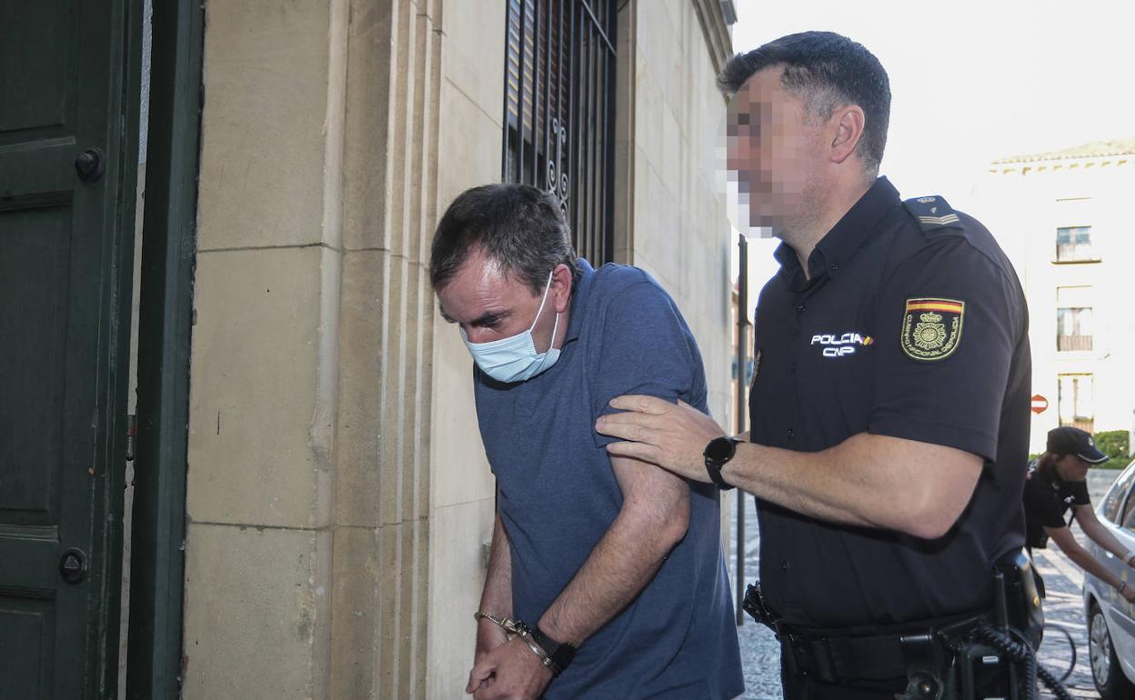 El hombre acusado de arrojar por la ventana del balcón a su compañera de piso ha sido absuelto. 