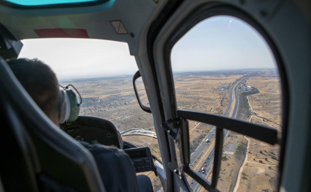 Helicóptero de la DGT equipado con el sistema Pegasus. 