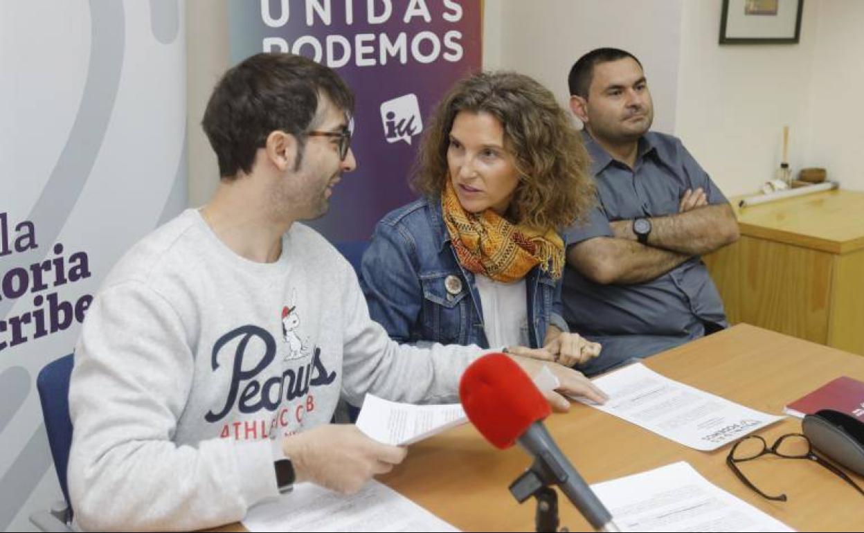 Rodrigo San Martín, de IU, con Eva Otero e Israel Caballero, de Podemos.