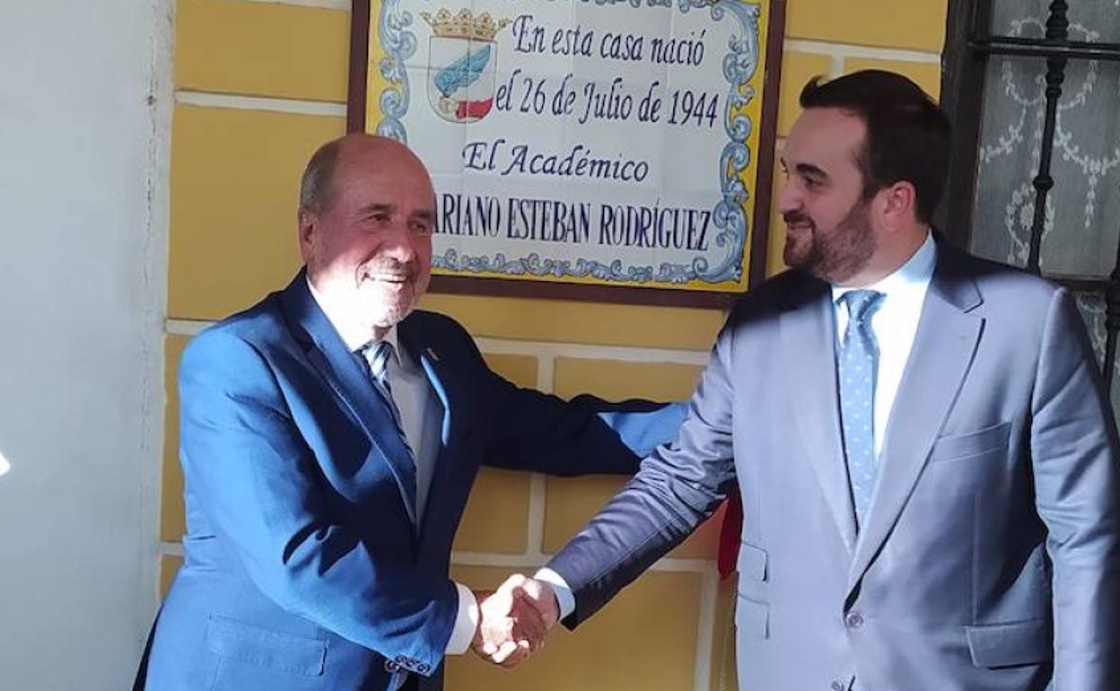 Mariano Esteban junto al alcalde, José Ángel Alonso, y la placa en su casa natal. 