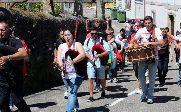 Naveros y gallegos marchan a un partido a ritmo de las gaitas.