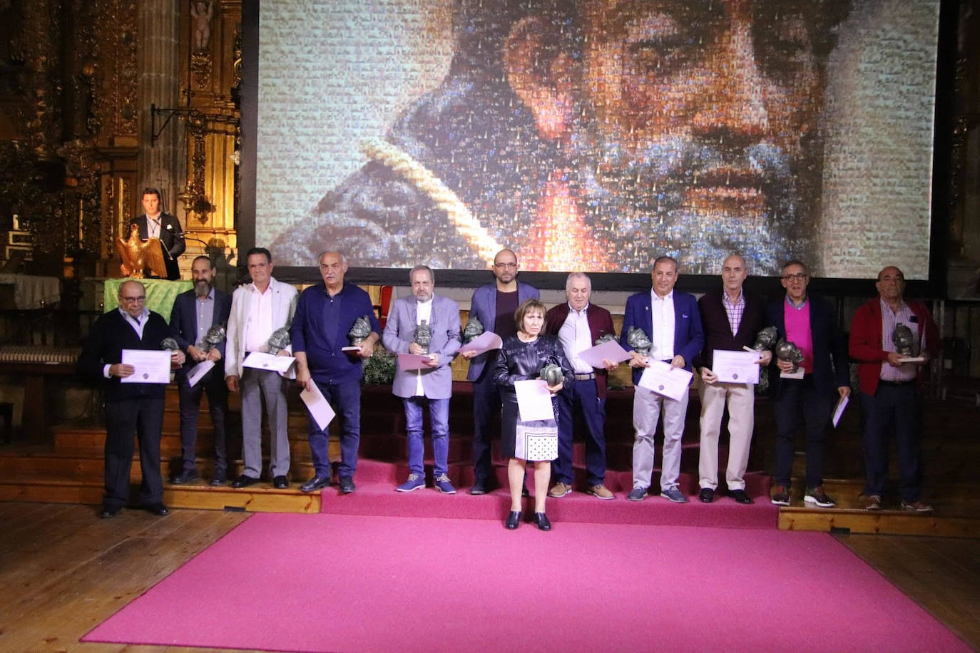 Algunos de los cofrades durante la ceremonia de homenaje. 