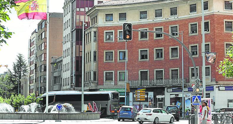 Edificio número 2 de la Plaza de España, que ha sido okupado. 