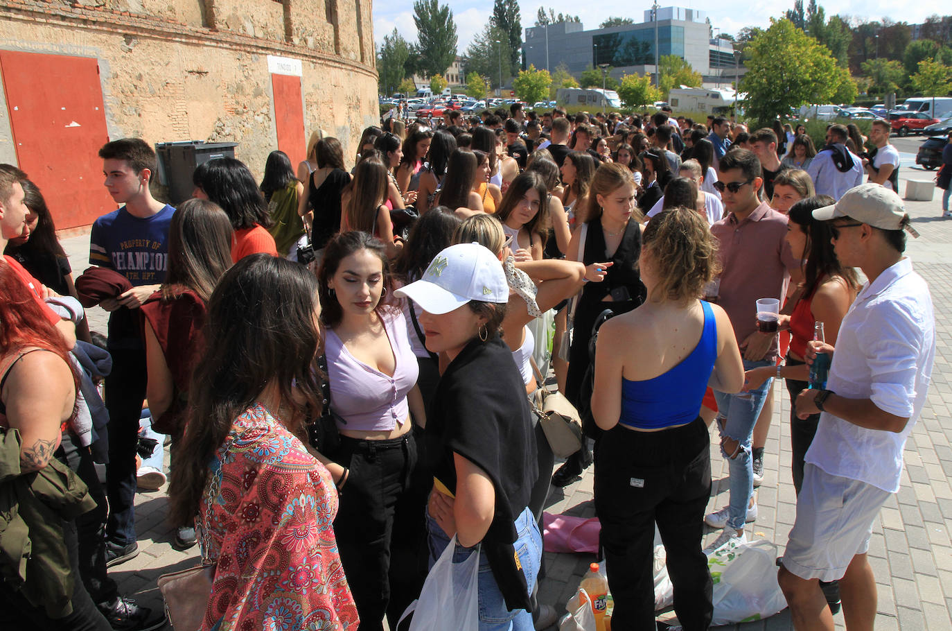 Grupos de jóvenes, a las puertas de la plaza de toros de Segovia.