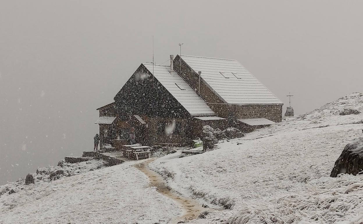Imagen que ofrecía el refugio de Collado Jermoso este fin de semana.