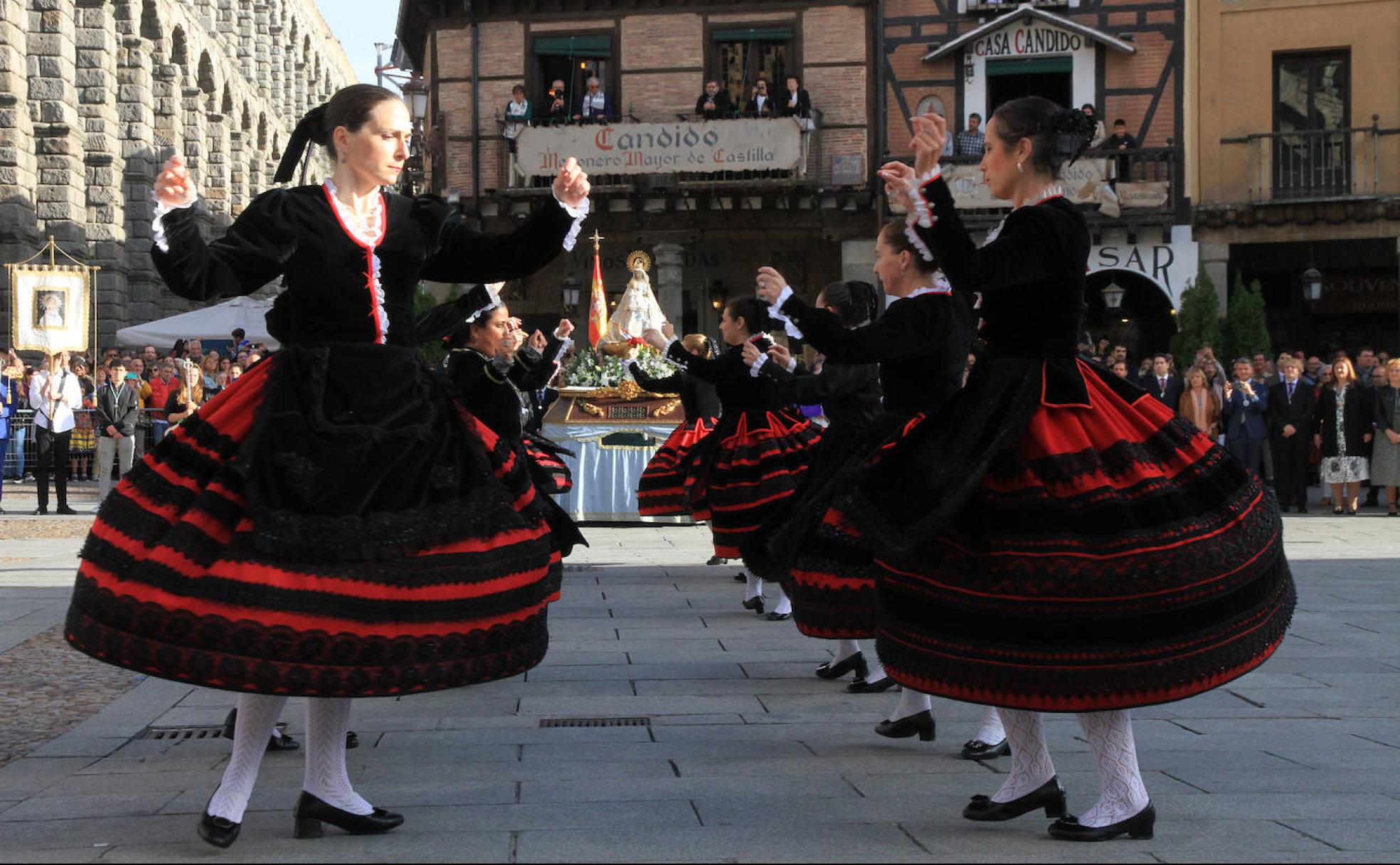 El grupo de danzas Emperador Teodosio baile ante la patrona de la ciudad.