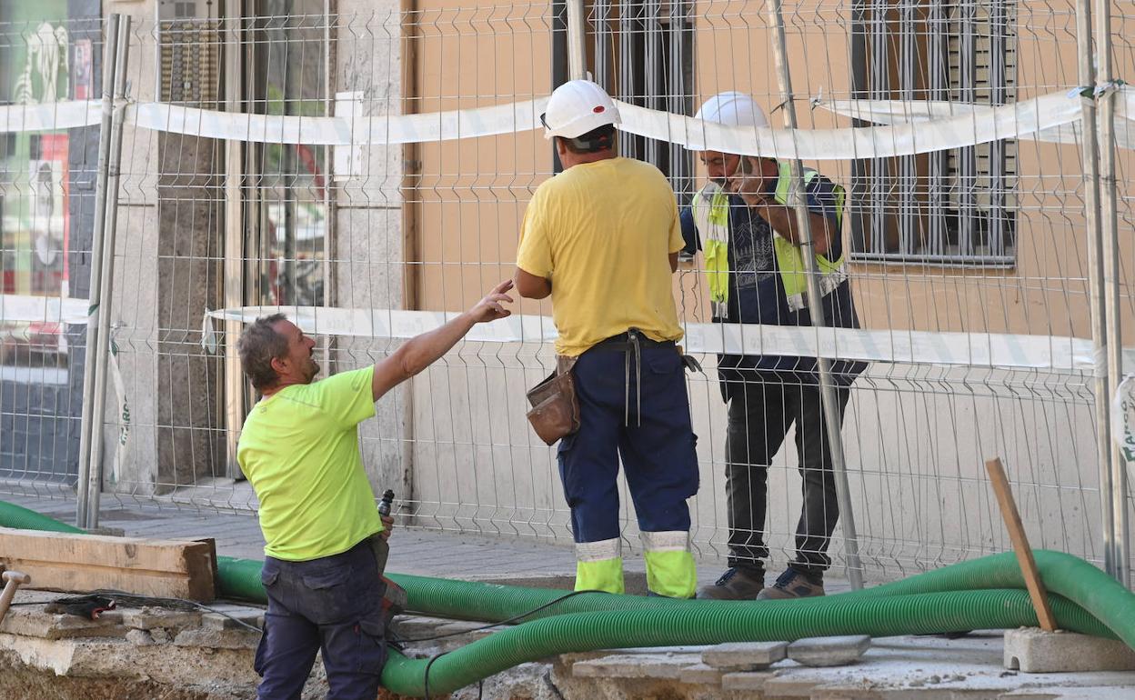 Operarios en la acera Panaderos. 